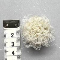 1 Stk. Tüll-Rose/ wunderschöner Knopf, aus feiner Spitze gewickelt und aufwändig eingefasst, in cremeweiß , ca. 3cm Bild 3