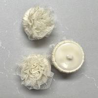 1 Stk. Tüll-Rose/ wunderschöner Knopf, aus feiner Spitze gewickelt und aufwändig eingefasst, in cremeweiß , ca. 3cm Bild 4