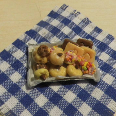 Miniatur Gebäck - Plätzchen auf dem Blech   zur Auswahl  eine von sieben - zur Dekoration oder zum Basteln - Puppenhaus
