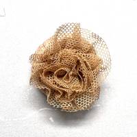 1 Stk. Tüll-Rose/ wunderschöner Knopf, aus feiner Spitze gewickelt und aufwändig eingefasst, in zartem apricot , ca. 3cm Bild 1