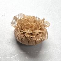 1 Stk. Tüll-Rose/ wunderschöner Knopf, aus feiner Spitze gewickelt und aufwändig eingefasst, in zartem apricot , ca. 3cm Bild 2