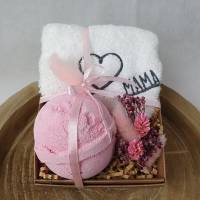 Geschenkset MAMA mit hochwertiger Badekugel Rose, Wohlfühlpaket mit Trockenblumen dekoriert Bild 1