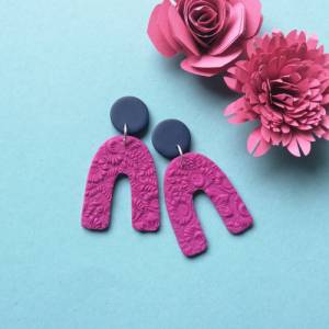 Polymer Ohrringe Pink in Bogenform, große violette Statementohrringe hängend, lange Damenohrringe mit Blumenmuster Bild 1