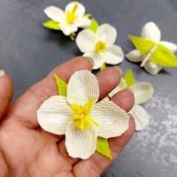 Papierblumen Krepppapier Blumen zum anstecken in Vanille Bild 3