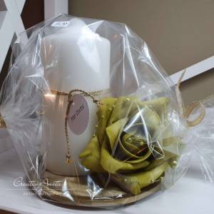 Kerze mit goldenem Kerzenteller - dekoriert mit Rose - als Geschenk verpackt Bild 1