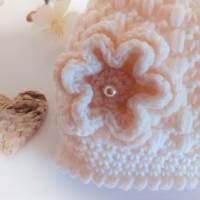 Baby Mütze  Erstlingsmütze gehäkelt mit Blütenapplikation naturweiss Bild 4