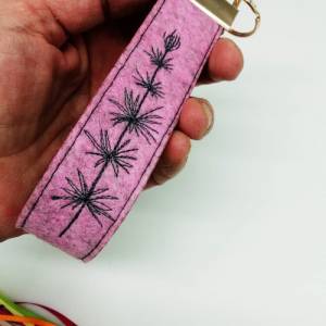 Schlüsselanhänger aus Filz Bestickt Wildblumen - minimalistisch - edel Bild 8