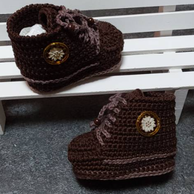 Babytrachtenschuhe gehäkelt 10cm ( 4.-9. Lebensmonat), dunkelbraun mit Edelweiß Knopf