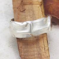 Ungewöhnlicher Ring aus Silber mit strukturierter Oberfläche Bild 1