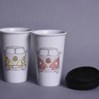 To-Go-Becher für warme und kalte Getränke aus Porzellan mit Silikondeckel schwarz und Silikonhitzeschutz durchsichtig Bild 1