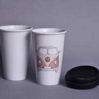 To-Go-Becher für warme und kalte Getränke aus Porzellan mit Silikondeckel schwarz und Silikonhitzeschutz durchsichtig Bild 2