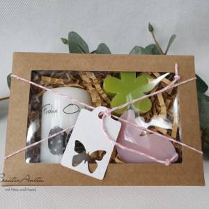 Geschenkbox mit handverzierter Kerze "Frohe Ostern" und Schafmilchseifen Hase (Magnolie) und Blume - Osterkerze Bild 1