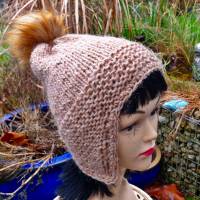 Beanie Mütze aus Islandwolle mit Ohrenklappen und Bommel Bild 1