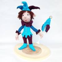 Harlekin Elf mit Schellenmütze und Schellenstab Dekofigur Amigurumi Clown Pierrot Fasching Karneval Bild 1