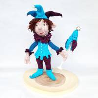 Harlekin Elf mit Schellenmütze und Schellenstab Dekofigur Amigurumi Clown Pierrot Fasching Karneval Bild 4