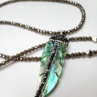 Halskette mit XXL Flügel Anhänger Perlmutt Blatt mit Strass Stein Perlen Kette Perlenkette selbstgemacht Halskette lang Bild 2