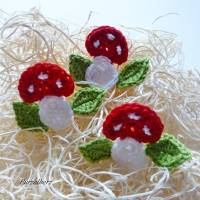 9-teiliges Häkelset: 3 gehäkelte Pilze mit 6 Blättern - Häkelapplikation,Aufnäher,Glücksbringer,Tischdeko,rot,weiß Bild 1