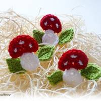9-teiliges Häkelset: 3 gehäkelte Pilze mit 6 Blättern - Häkelapplikation,Aufnäher,Glücksbringer,Tischdeko,rot,weiß Bild 2