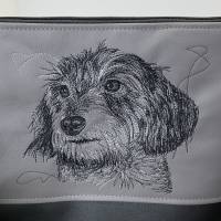 Rauhaardackel - eine besondere Umhängetasche für alle, die Dackel lieben - Tasche aus Kunstleder bestickt mit Hundemotiv Bild 2
