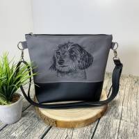 Rauhaardackel - eine besondere Umhängetasche für alle, die Dackel lieben - Tasche aus Kunstleder bestickt mit Hundemotiv Bild 4