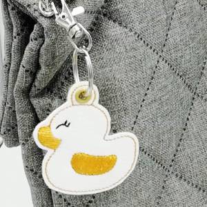 Schlüsselanhänger Ente, Quietscheentchen, weiß, Taschenbaumler für den Turnbeutel Bild 3