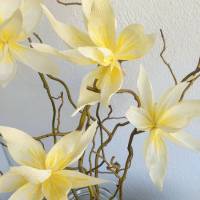 Vanillefarbene Magnolien Dekoblume Krepppapierblume Bild 1