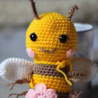 Süße kuschelige Biene aus Babywolle für Kleinkinder, Geschenkideen für Kinder, süße Kinderzimmer Dekoartikel Biene Bild 8