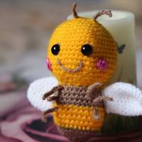 Süße kuschelige Biene aus Babywolle für Kleinkinder, Geschenkideen für Kinder, süße Kinderzimmer Dekoartikel Biene Bild 9
