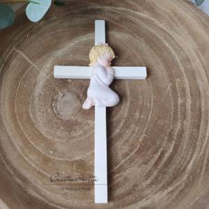 Kinderkreuz mit betendem Mädchen Bild 1