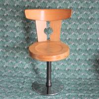 Vintage Drehstuhl mit Holzsitz und Metallfuß Bild 1