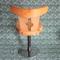 Vintage Drehstuhl mit Holzsitz und Metallfuß Bild 3