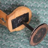 Vintage Drehstuhl mit Holzsitz und Metallfuß Bild 7