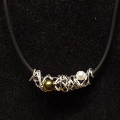 Kette aus Draht und Perlen, Drahtschmuck