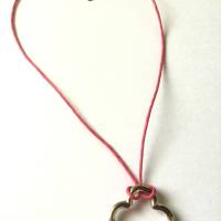 Halskette mit silberfarbenem Metallanhänger handgemacht von Hobbyhaus Bild 2