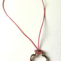 Halskette mit silberfarbenem Metallanhänger handgemacht von Hobbyhaus Bild 4