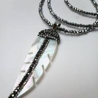 Halskette mit XXL Perlmutt Blatt Natur Anhänger mit Strass Stein Perlen Kette Perlenkette selbstgemacht Halskette lang Bild 1