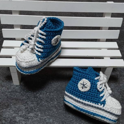 Babysneakers gehäkelt petrol-hellgrau-weiß, ca. 10 cm – Handgemachte Sneaker für Babys