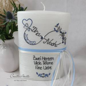 Hochzeitskerze in Perlmutt-Weiß - oval - mit Unendlichkeitszeichen, Herzen und Blättern in grau-blau-weiß - personalisie Bild 1