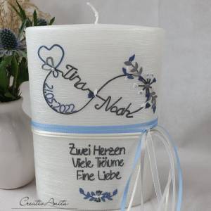 Hochzeitskerze in Perlmutt-Weiß - oval - mit Unendlichkeitszeichen, Herzen und Blättern in grau-blau-weiß - personalisie Bild 2
