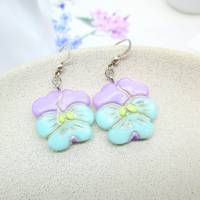 Kleine Stiefmütterchen Ohrringe, Blau, Lila Blumen Ohrringe,  Geschenk für Sie, Zarte Stiefmütterchen Bild 1