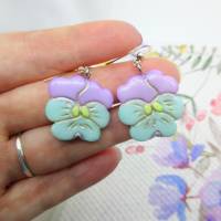 Kleine Stiefmütterchen Ohrringe, Blau, Lila Blumen Ohrringe,  Geschenk für Sie, Zarte Stiefmütterchen Bild 2