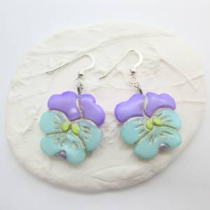 Kleine Stiefmütterchen Ohrringe, Blau, Lila Blumen Ohrringe,  Geschenk für Sie, Zarte Stiefmütterchen Bild 3