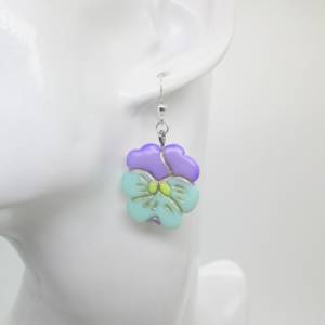 Kleine Stiefmütterchen Ohrringe, Blau, Lila Blumen Ohrringe,  Geschenk für Sie, Zarte Stiefmütterchen Bild 4