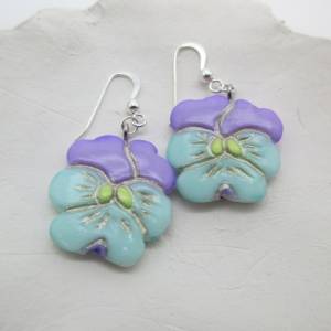 Kleine Stiefmütterchen Ohrringe, Blau, Lila Blumen Ohrringe,  Geschenk für Sie, Zarte Stiefmütterchen Bild 6