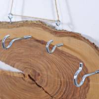 Holzscheibe als Schmuckaufbewahrung, nachhaltiges Schlüsselbrett, Handtuchhalter,   kreative Geschenkidee, Bild 6