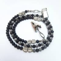 Die Serviettenkette aus schwarz grauen Lava und Jasper Perlen die praktische Perlenkette gegen Flecken für Oma Opa Bild 1
