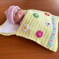 Puppenbettchen - Schlafsack für Puppen ca. 20 cm    mit Häkelblumen Bild 2