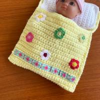 Puppenbettchen - Schlafsack für Puppen ca. 20 cm    mit Häkelblumen Bild 3