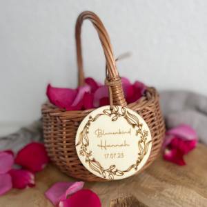 Korb für Blumenmädchen mit personalisiertem Anhänger / Kinderkorb für Blumenkind zur Hochzeit / Streublumen Korb Heirat Bild 1