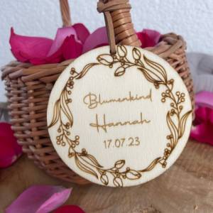 Korb für Blumenmädchen mit personalisiertem Anhänger / Kinderkorb für Blumenkind zur Hochzeit / Streublumen Korb Heirat Bild 2